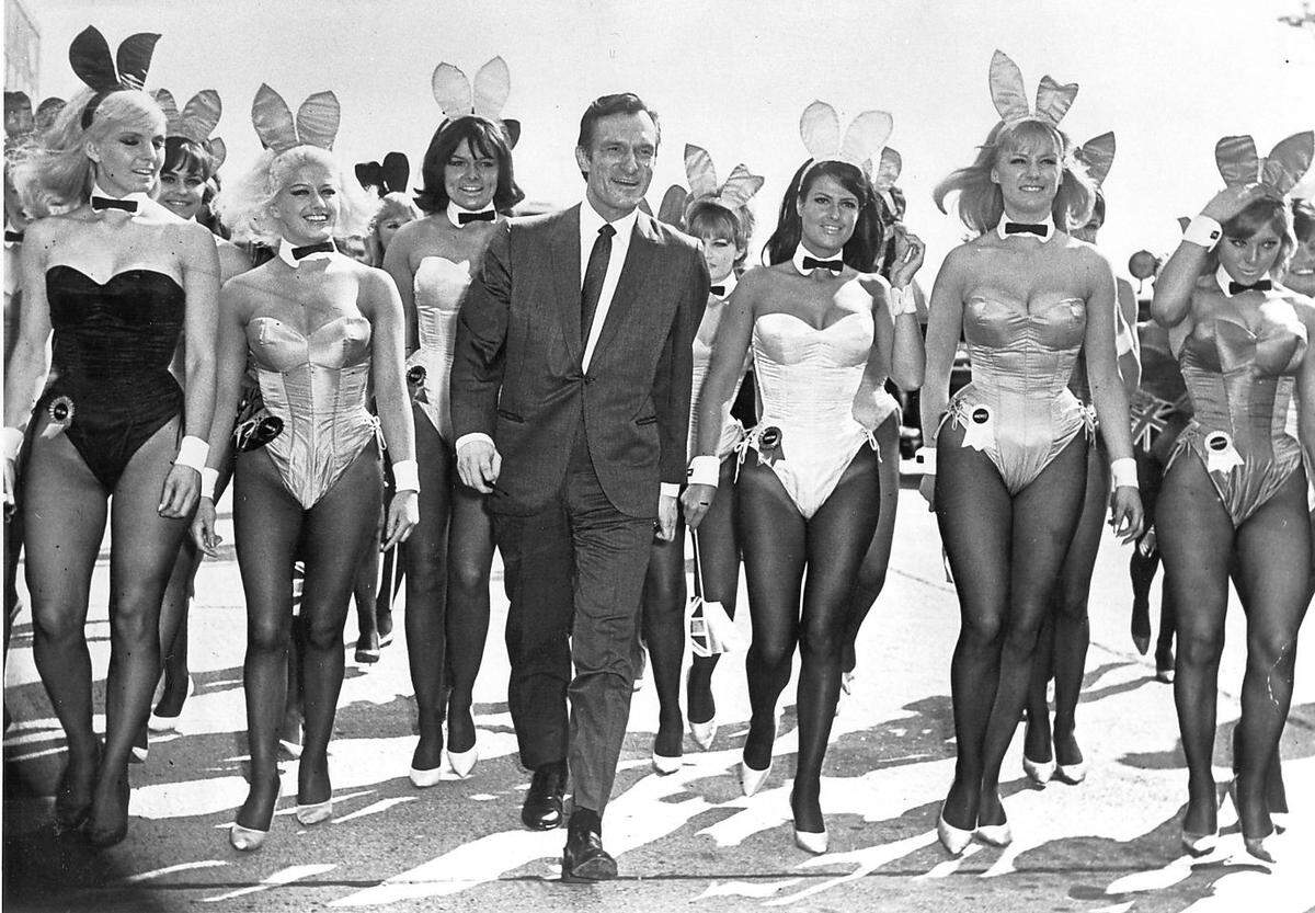 Nach dem Tod von "Playboy"-Chef Hugh Hefner haben Beichten aus der "Playboy Mansion" Hochkonjunktur. Bizarre Fakten über das Leben mit Hefner und Zitate von "Playmates" machten die Runde. Und, kurz gesagt: Eine Frau, die sich für ein Leben beim "Playboy" entschied, war den Wünschen des Herausgebers und den Anforderungen des Unternehmens ausgeliefert. Ein Beispiel dafür lieferte die Onlineplattform "Diply": Wer in die "Playboy Mansion" in Los Angeles einziehen wollte, habe sich einem "Test" unterziehen müssen - im Schlafzimmer von Hefner. Besonders während der ersten Zeit in der "Playboy Mansion" hätten die Frauen "sexuelle Aktivitäten" ausführen müssen, heißt es in der Onlineausgabe der britischen Tageszeitung "The Independent".