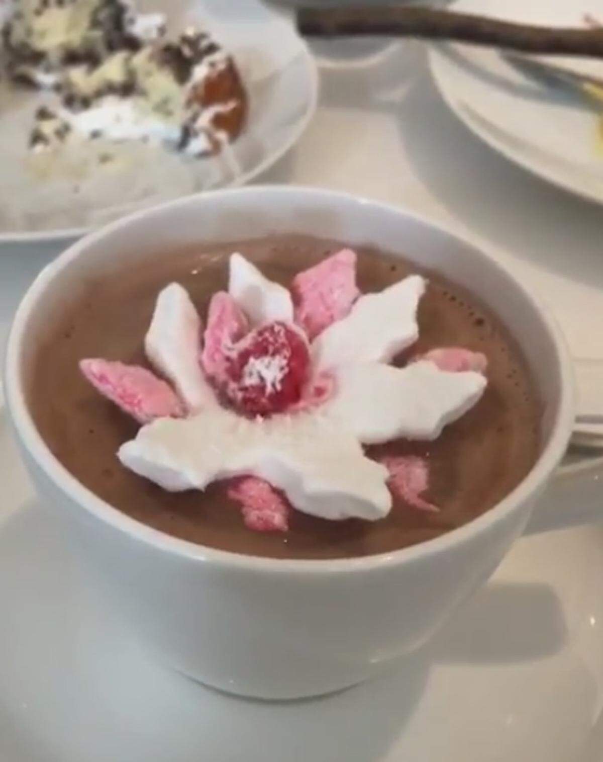 Dabei handelt es sich um heiße Schokolade, die mit einer Marshmallow-Blüte verschönert wird.