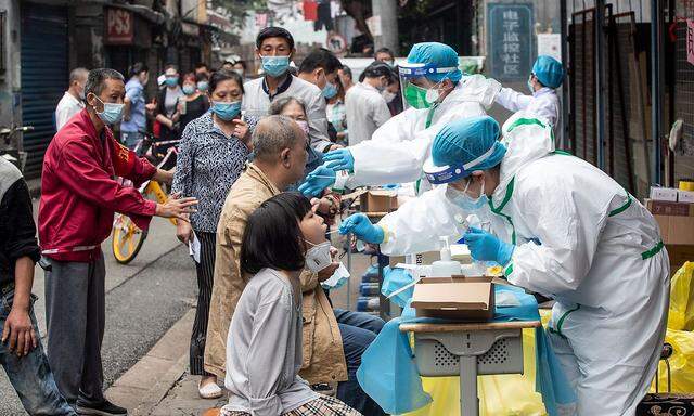 Die Bürger von Wuhan traten zum Coronavirus-Test an.