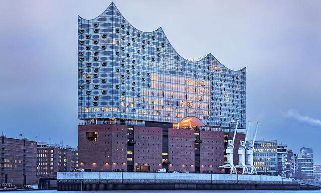 Ausnahme-Akustik, Ausnahme-Architektur: Bauverzug und Kostenexplosion sind vergessen, wenn man vor der Elbphilharmonie steht und in ihr sitzt. Oder zumindest vor ihr weilt. 