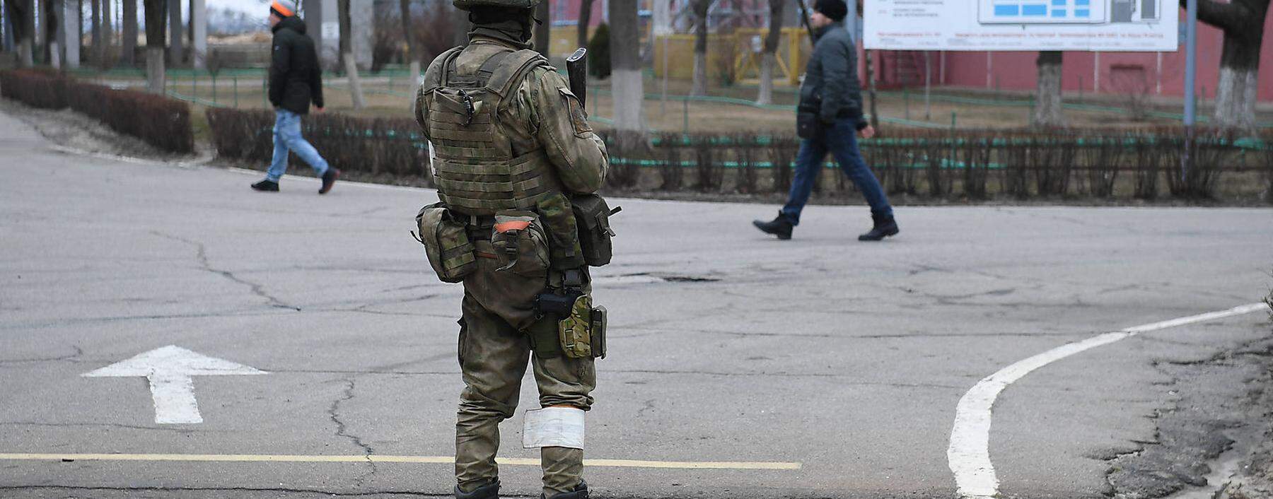 Ein russischer Soldat am Dienstag bei Energodar in der Südostukraine.