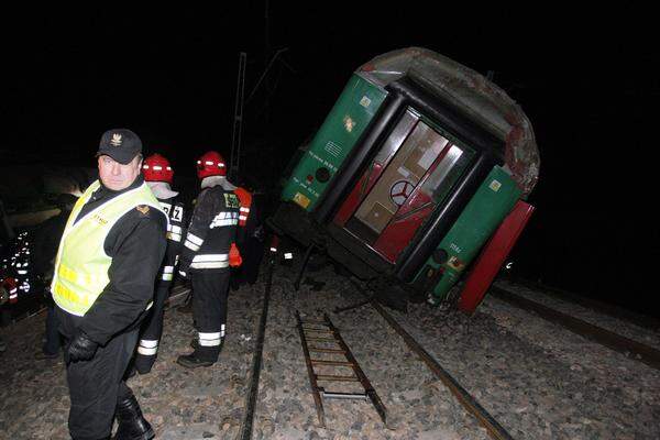 Das Unglück hatte sich gegen 21.00 Uhr in der Nähe der Stadt Zawiercie ereignet.