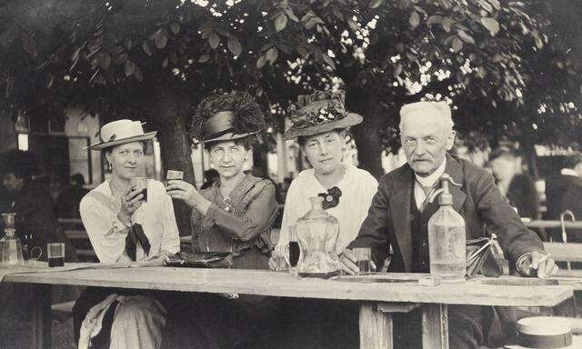 Das Döbling der Städter: drei Damen und ein Herr beim Heurigen, um 1910.