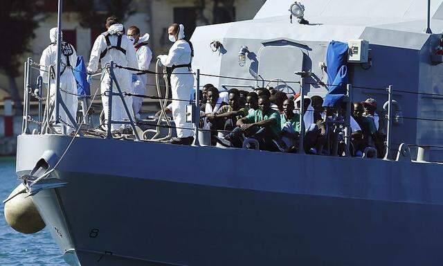 Archivbild - Maltesische und italienische Marineschiffe retten Flüchtlinge in Seenot.
