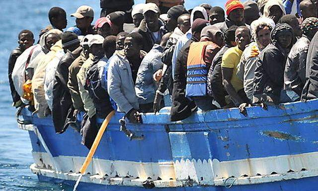 Archivbild: Ein Boot mit Migranten kommt auf der italienischen Insel Lampedusa an.