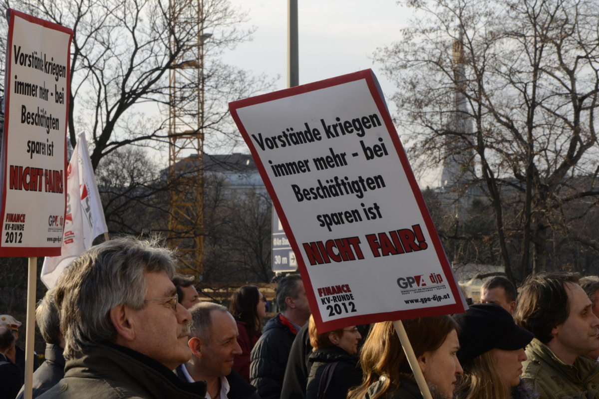 Das Problem sei, dass alle in einen Topf geschmissen würden: Einerseits alle Banken mit der ÖVAG und andererseits auch alle Bankangestellten mit den gutverdienenden Vorständen. Die Bankmitarbeiter könnten auch mit den unbeliebten Beamten, die hohe Lohnsteigerungen erreichen konnten, gleichgestellt werden.