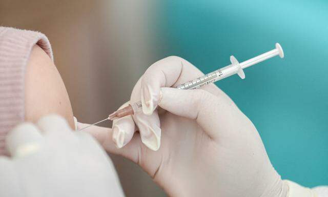 Symbolbild: Verabreichung einer Impfung gegen das Coronavirus