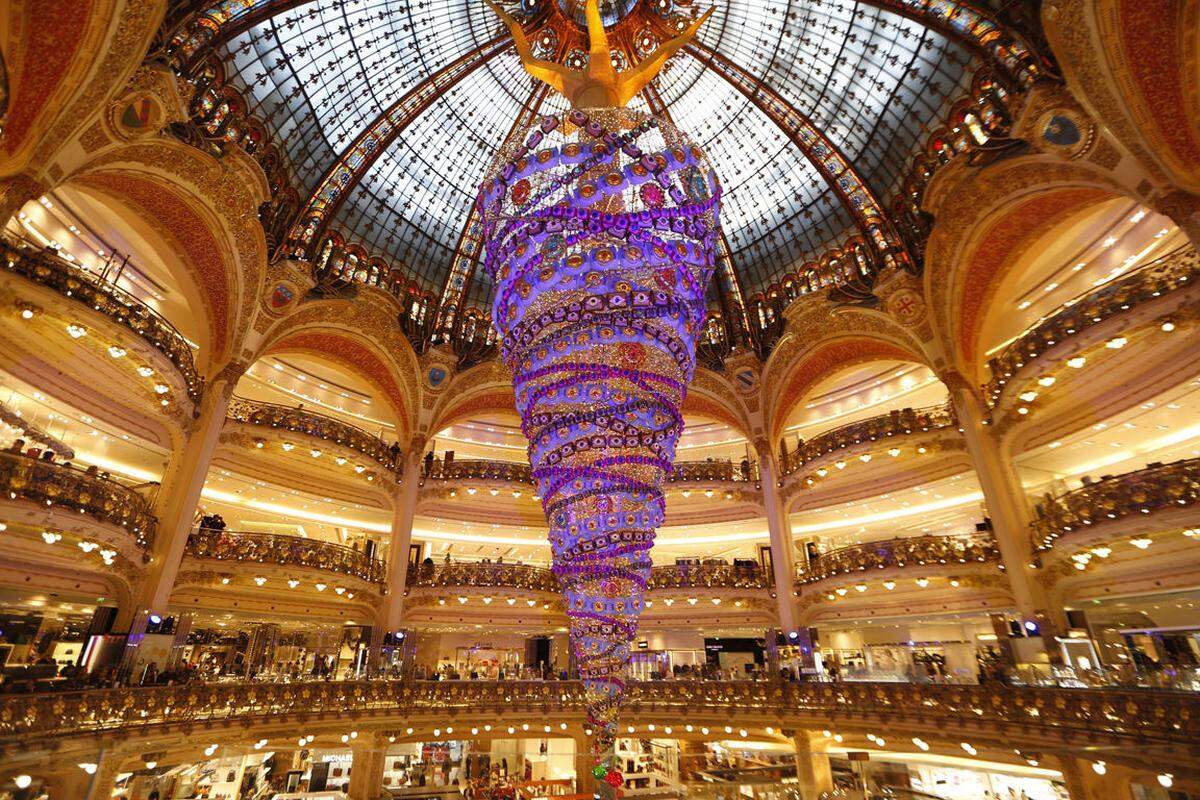 In der Pariser Galerie Lafayette ragt ein 25 Meter großer Weihnachtsbaum kopfüber von der Kuppel.