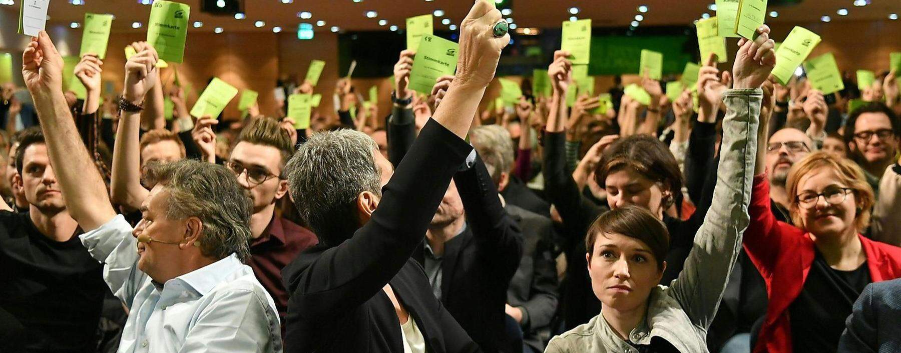 Am 4. Jänner stimmte der Bundeskongress der Grünen in Salzburg über das Koalitionsabkommen mit der ÖVP ab. In der ersten Reihe: Bundessprecher Werner Kogler, Ulrike Lunacek und Sigrid Maurer.