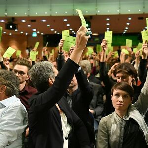 Am 4. Jänner stimmte der Bundeskongress der Grünen in Salzburg über das Koalitionsabkommen mit der ÖVP ab. In der ersten Reihe: Bundessprecher Werner Kogler, Ulrike Lunacek und Sigrid Maurer.