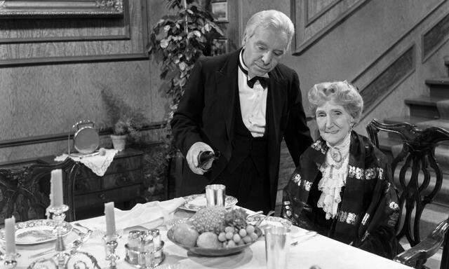 Freddie Frinton als Butler James und May Warden als Miss Sophie in dem Sketch "Dinner for One".