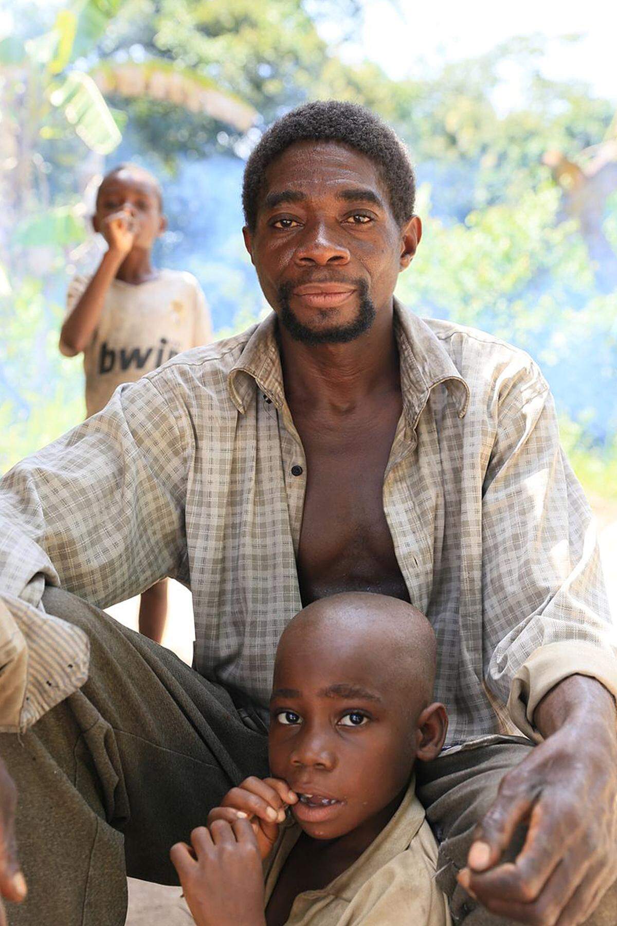 Mongemba und sein Sohn Indongo gehören zum Volk der Ba'Aka "Pygmäen". Bei den Ba'Aka, die in der Demokratischen Republik Kongo (DRC) und in der Zentralafrikanischen Republik leben, verbringen die Väter ungefähr den halben Tag mit ihren Babys.