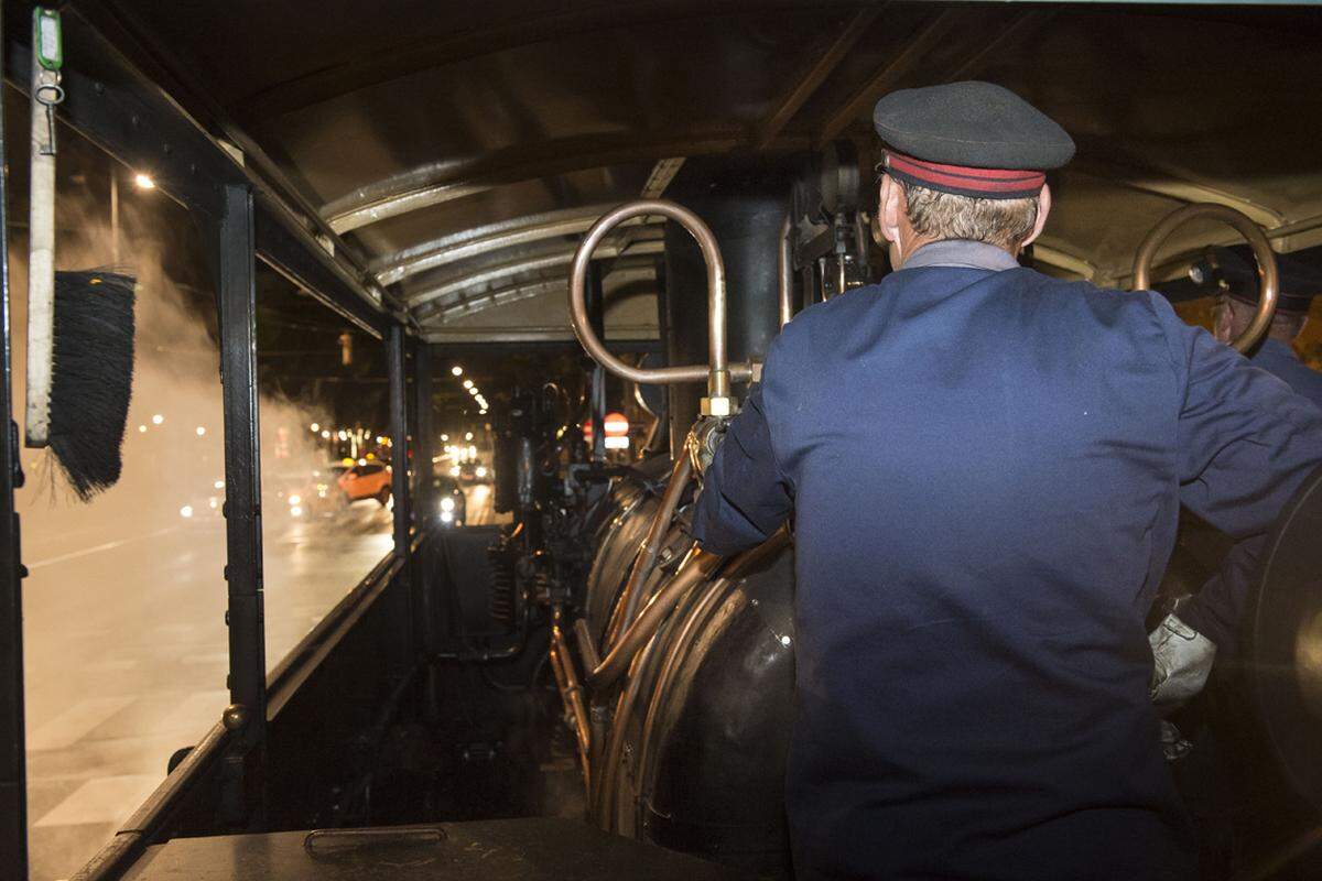 Wegen der starken Rauchentwicklung wurden sie vor allem in den Vororten und nicht in der Innenstadt eingesetzt. Die Dampf-Straßenbahn hat 100 PS.  