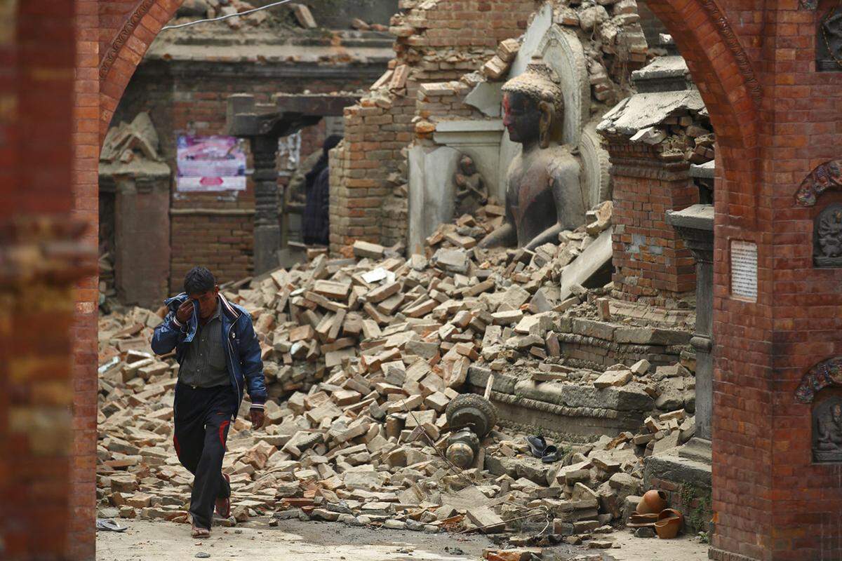 Nur langsam wird das Ausmaß der Zerstörung klar. 600.000 Häuser wurden bei dem Beben zerstört, 300.000 beschädigt. Der Wiederaufbau verlief schleppend.