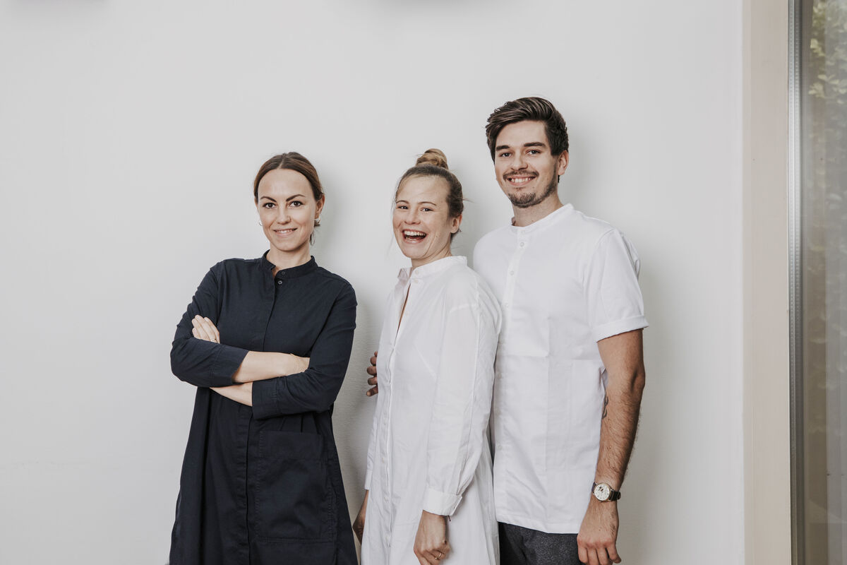 Team. Theresa Feurstein, Milena Broger und Erik Pedersen eröffnen das Weiss in Bregenz.