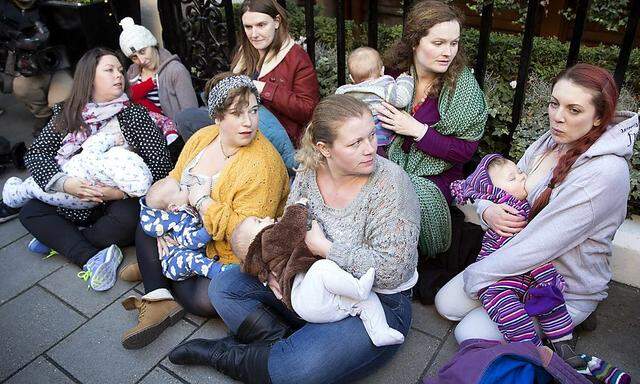 Stillende Mütter demonstrierten vor einem Londoner Nobelhotel gegen diskriminierende Behandlung.