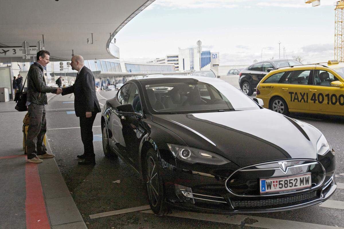 Der Mehrpreis für den emissionsfreien Shuttle beträgt fünf Euro. Solarzyk zückt am Flughafen seine Visitkarte mit Telefonnummer: 0664 1909070. „Bitte dazusagen, dass ein Tesla gewünscht ist!“ Lautlos macht er sich von dannen.