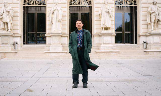 „The Standing Man“ Erdem Gündüz steht vor dem Künstlerhaus (diesmal nicht als Protest). Die Skulpturen der Fassade stehen mit.
