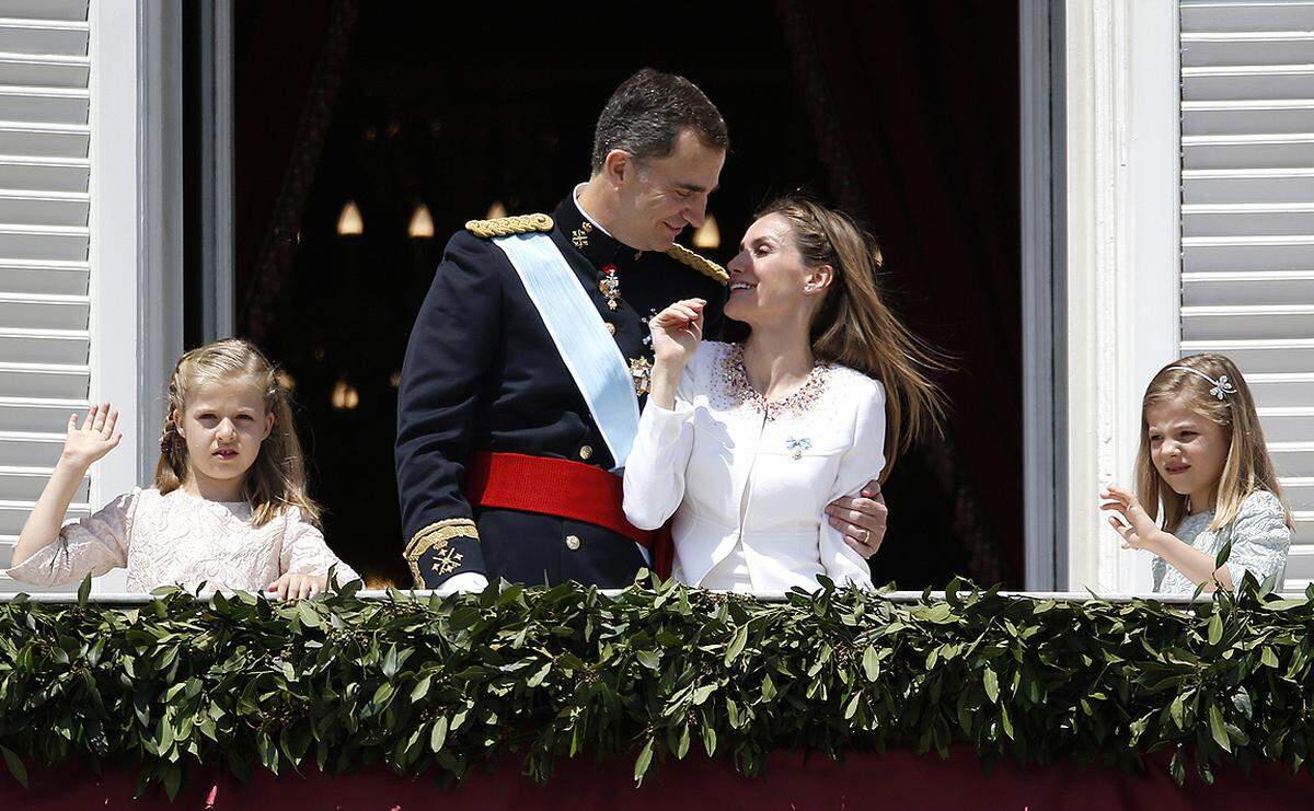 Eine Runde Armdrucken nach der Kr&ouml;nungszeremonie. Spaniens K&ouml;nig Felipe VI. druckte seine Frau Letizia am Balkon des Palasts in Madrid fest an sich.  19. Juni 2014