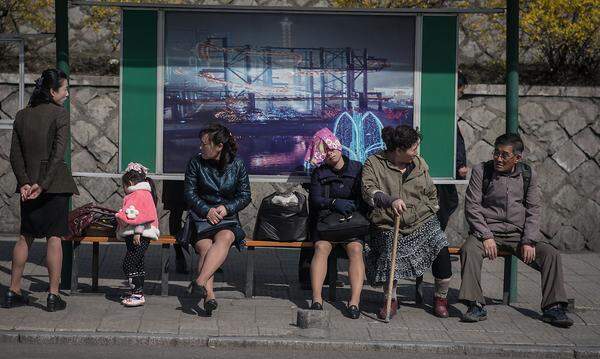 Bilder vom öffentlichen Transportsystem zeigen den Alltag in der Hauptstadt Pjöngjang abseits hochpolierter Feierlichkeiten - etwa beim Warten auf den Bus, das wichtigste öffentliche Transportmittel.