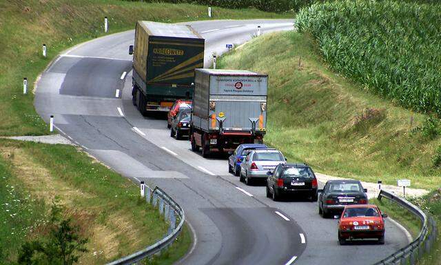 Autokolonne hinter LKW