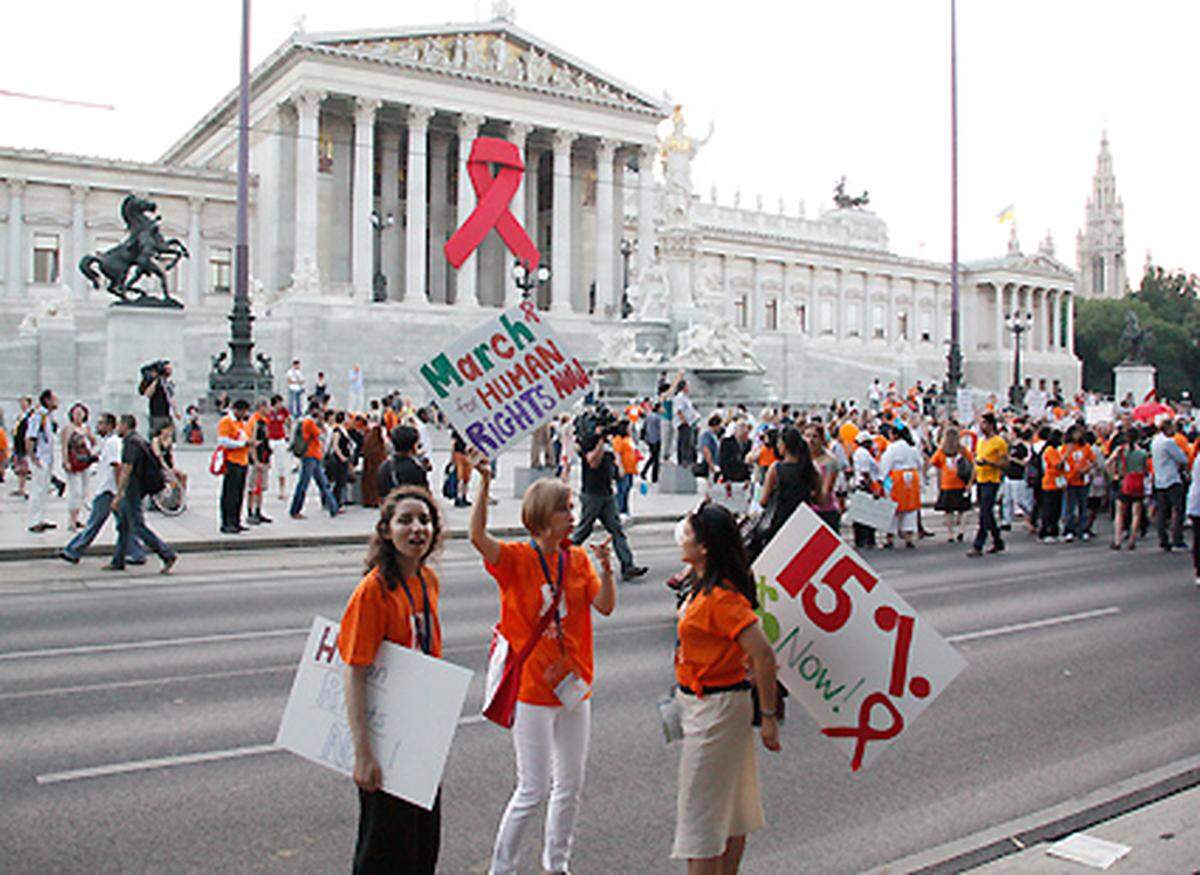 Das Parlament ziert seit dem Life-Ball eine Aids-Schleife, was von den Teilnehmern mit Jubel aufgenommen wurde.
