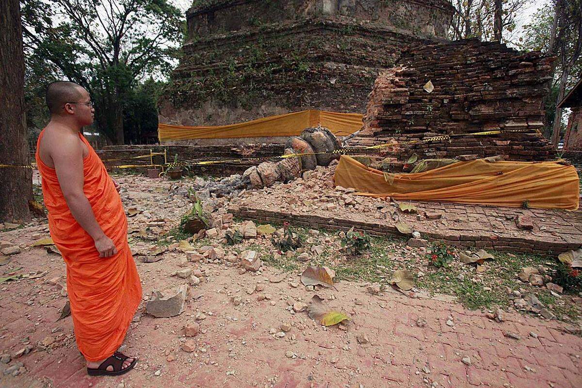 Ein Erdbeben der Stärke 6,8 hat die Grenzregion zwischen Thailand und Myanmar (auch bekannt als Burma) erschüttert. Dabei wurde nicht nur diese Pagode zerstört ..