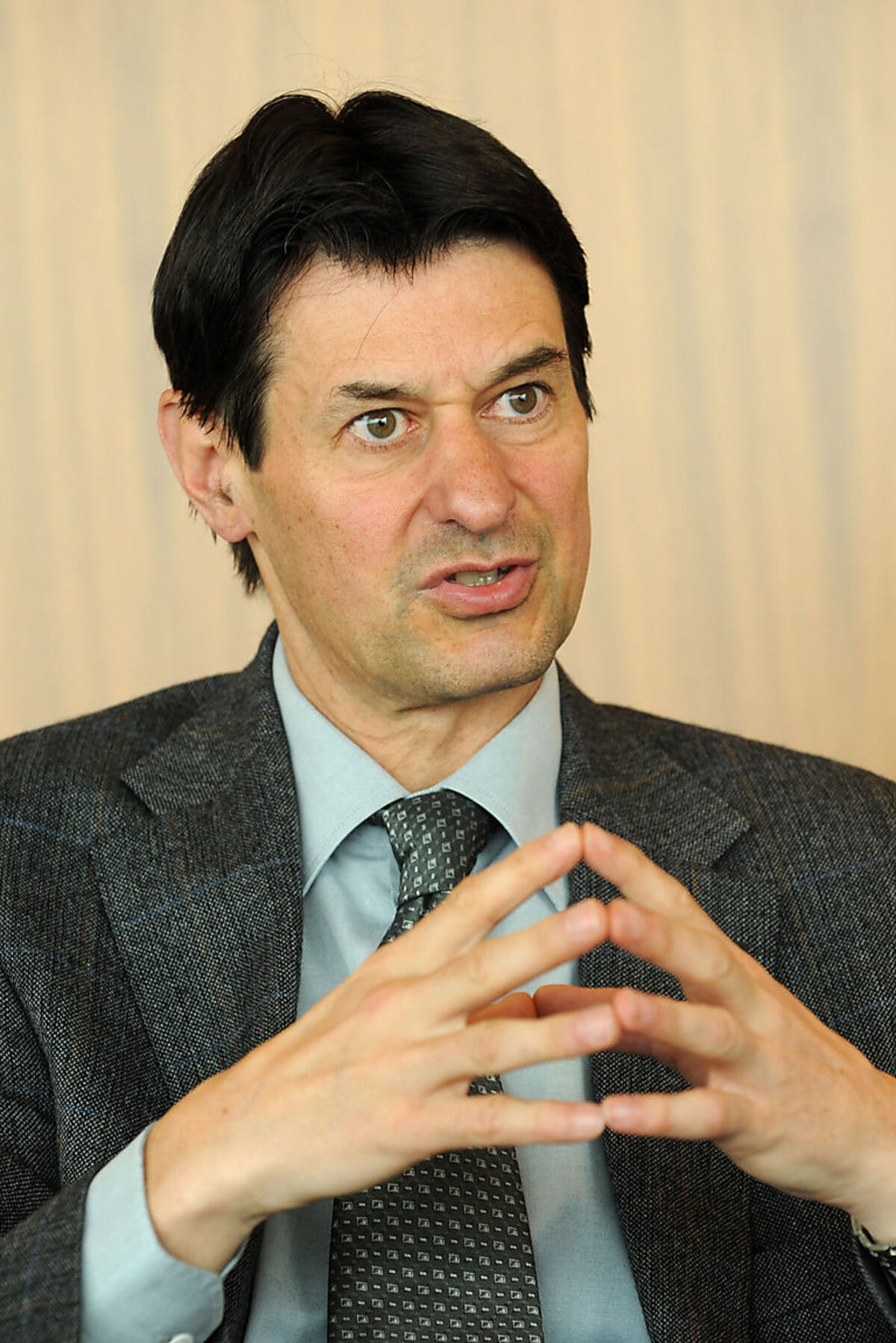 Zu SPÖ und ÖVP meint der Raiffeisen-Analyst: "Den beiden steht das Wasser bis zum Hals". Er hofft daher auf Reformen. Die Wettbewerbsfähigkeit gehöre dringend verbessert - und zwar durch eine Senkung der Lohnnebenkosten und einen Bürokratieabbau. Der Faktor Arbeit müsse - mit Hilfe von Ausgabensenkungen - verbilligt werden. Und die Ignoranz gegenüber der Wiener Börse als wichtige Finanzierungsquelle für Unternehmen beendet werden. Bei Verbund und Landes-EVUs sollte sich die öffentliche Hand auf 25 Prozent plus eine Aktie zurückziehen, das gelte auch für OMV, Telekom Austria und Post AG. Handlungsbedarf sieht Brezinschek auch beim Kündigungsschutz.