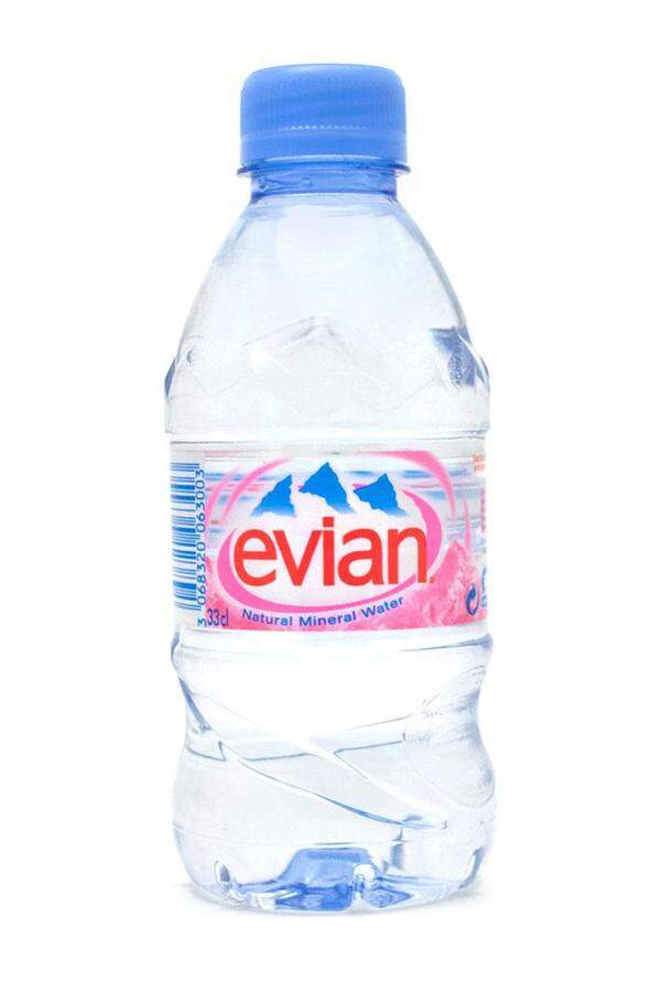 "Evian" gehört noch zu der Kategorie der Luxuswasser, die im Kühlregal des Supermarkts nebenan zu finden sind. Nachdem 1789 Marquis de Lesserts Nierensteine vom Wasser der Quelle in Evian-les-Bains geheilt wurden, ist das Wasser weltbekannt geworden.  Preis: 0,33 Liter 0,99 Euro