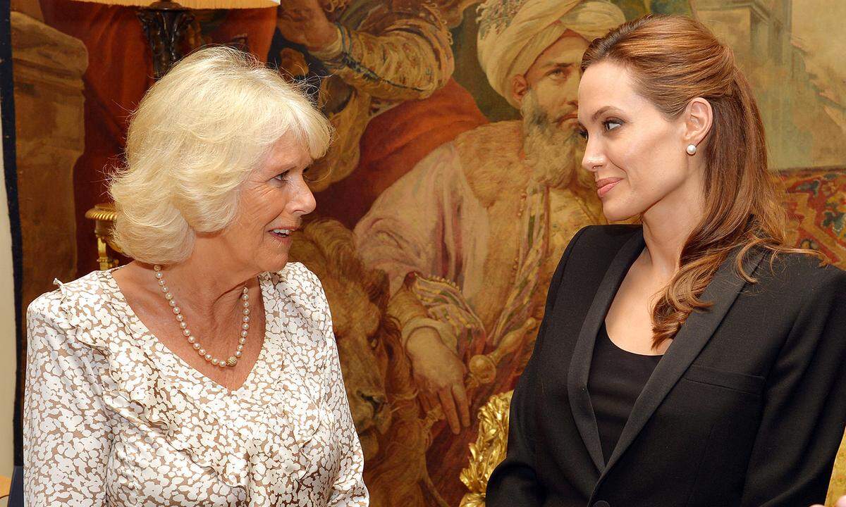 Und auch Schwiegertochter Herzogin Camilla hatte die Ehre den Hollywood-Star im Juni 2014 im Clarence House zu treffen. Oder war es umgekehrt?