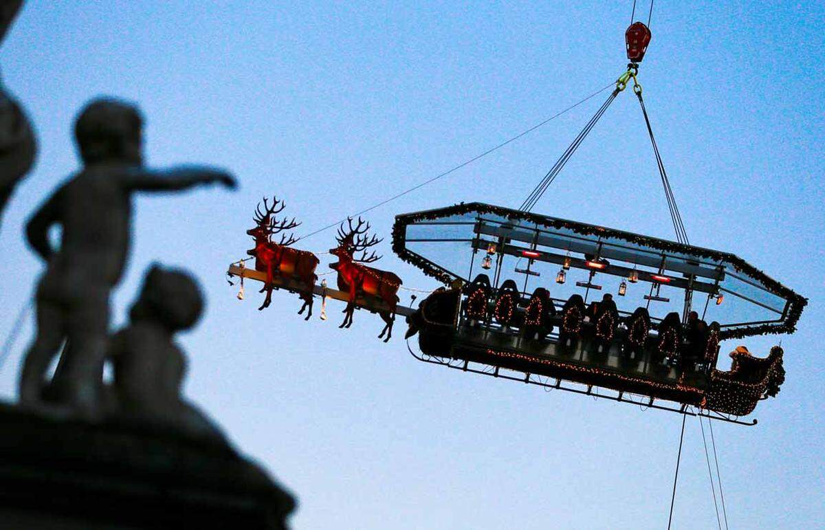 "Santa in the sky"-Dinner in Brüssel. Am Weihnachtsschlitten werden bei guter Durchlüftung Hummer, Wolfsbarsch und Kokos-Marshmellows mit Mango serviert.