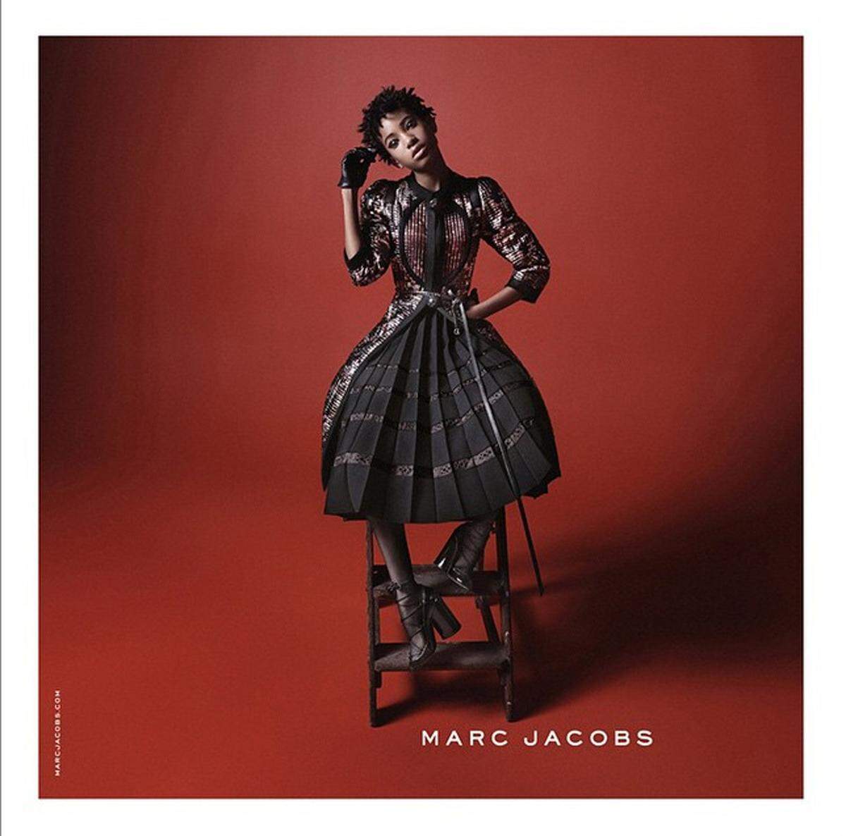 Nach Sängerin Cher hat Marc Jacobs weitere Kampagnenmodels vorgestellt. Und diese sind mitunter um einiges jünger. Willow Smith, die 17-jährige Tochter von Will Smith, die sich bereits als Sängerin einen Namen gemacht hat, stand vor der Kamera von David Sims.