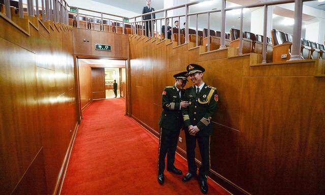 Chinesische Soldaten scherzen vor der Eröffnungssitzung des Volkskongresses.