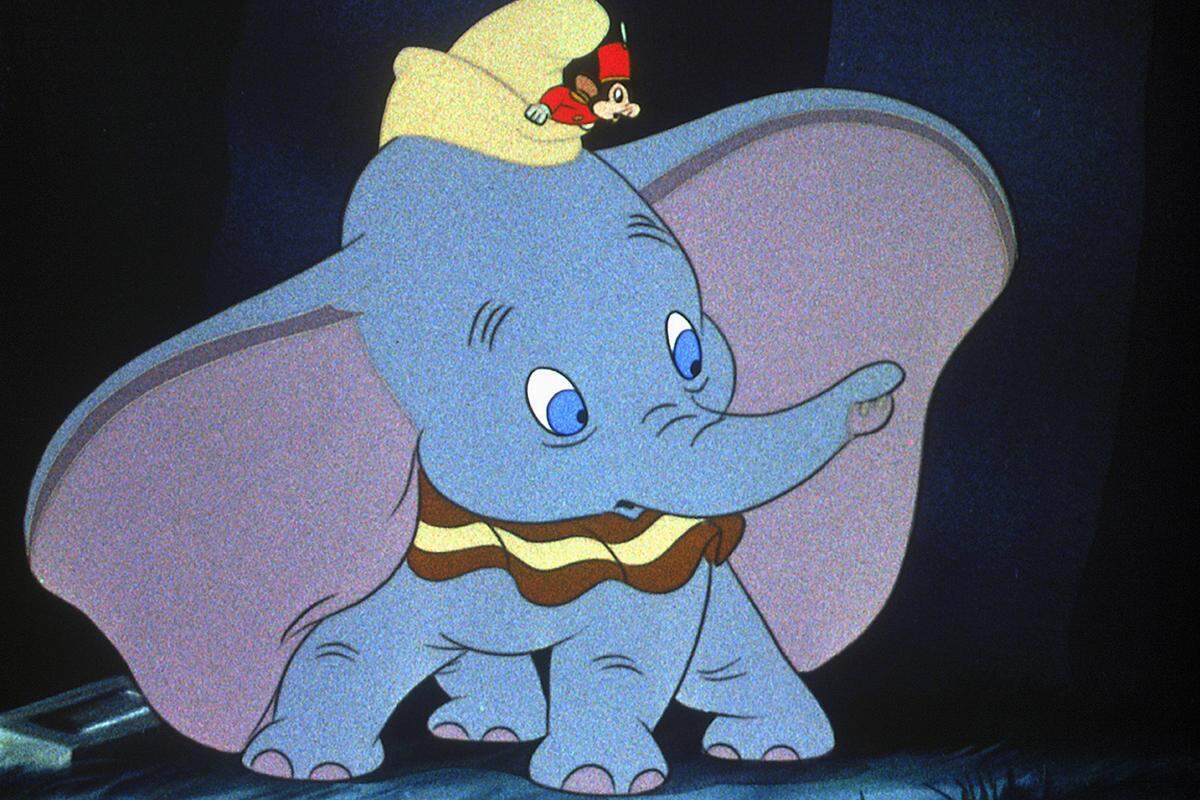 Der erst vierte Langfilm Disneys wurde Opfer eines Sparprogramms, denn "Pinocchio" und "Fantasia" hatten zuvor nicht die gewünschten Erfolge erzielt. Die rührende Geschichte des jungen Elefanten, der wegen seiner großen Ohren gehänselt wird, ist heute ein Klassiker. Ob die nun ins Kino kommende Realverfilmung unter der Regie von Tim Burton auch das Zeug zum Klassiker hat, wird sich erst weisen.
