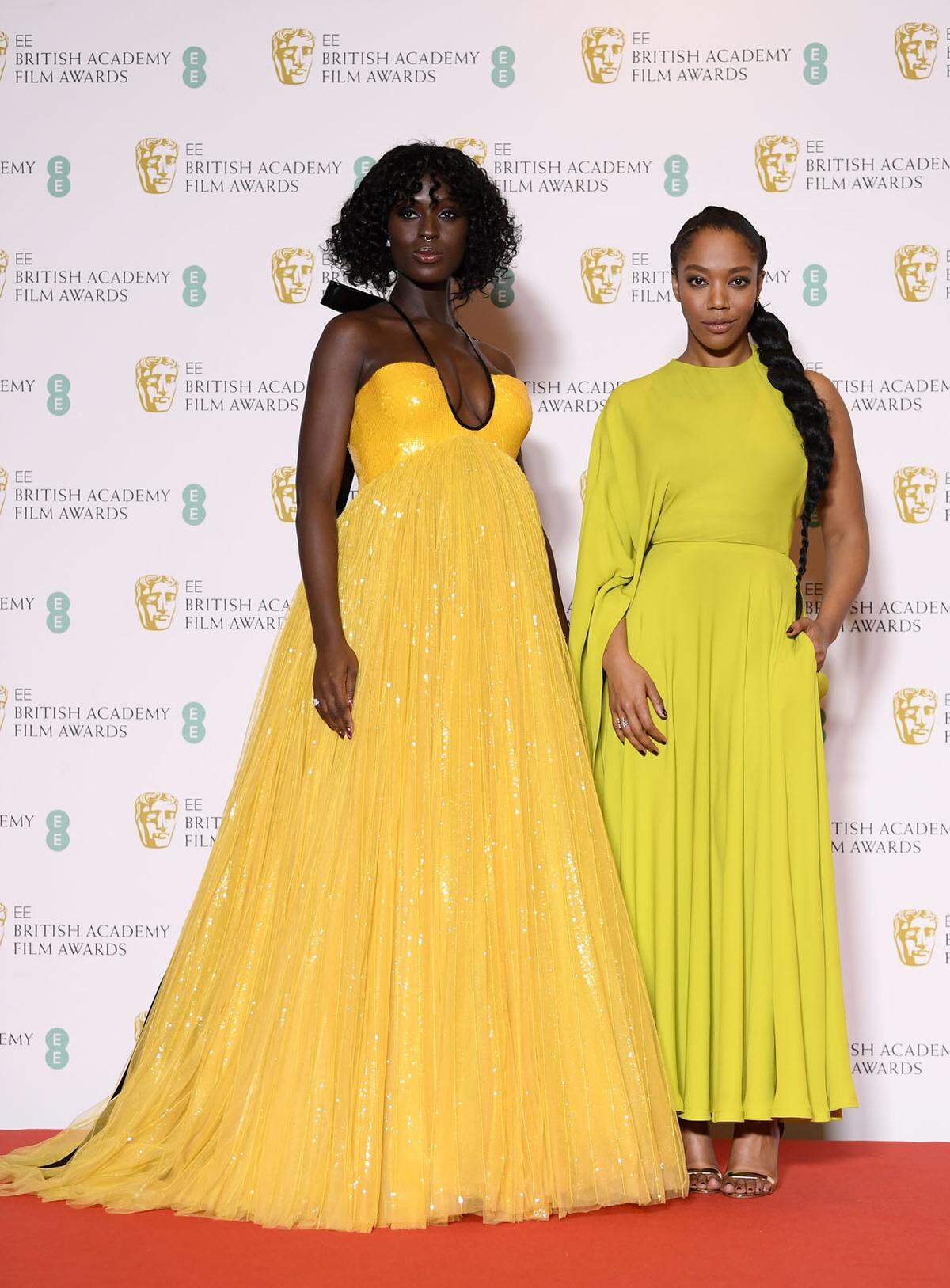 Brachten Neonfarben auf den roten Teppich: Jodie Turner-Smith in Gucci und Naomi Ackie in Valentino.