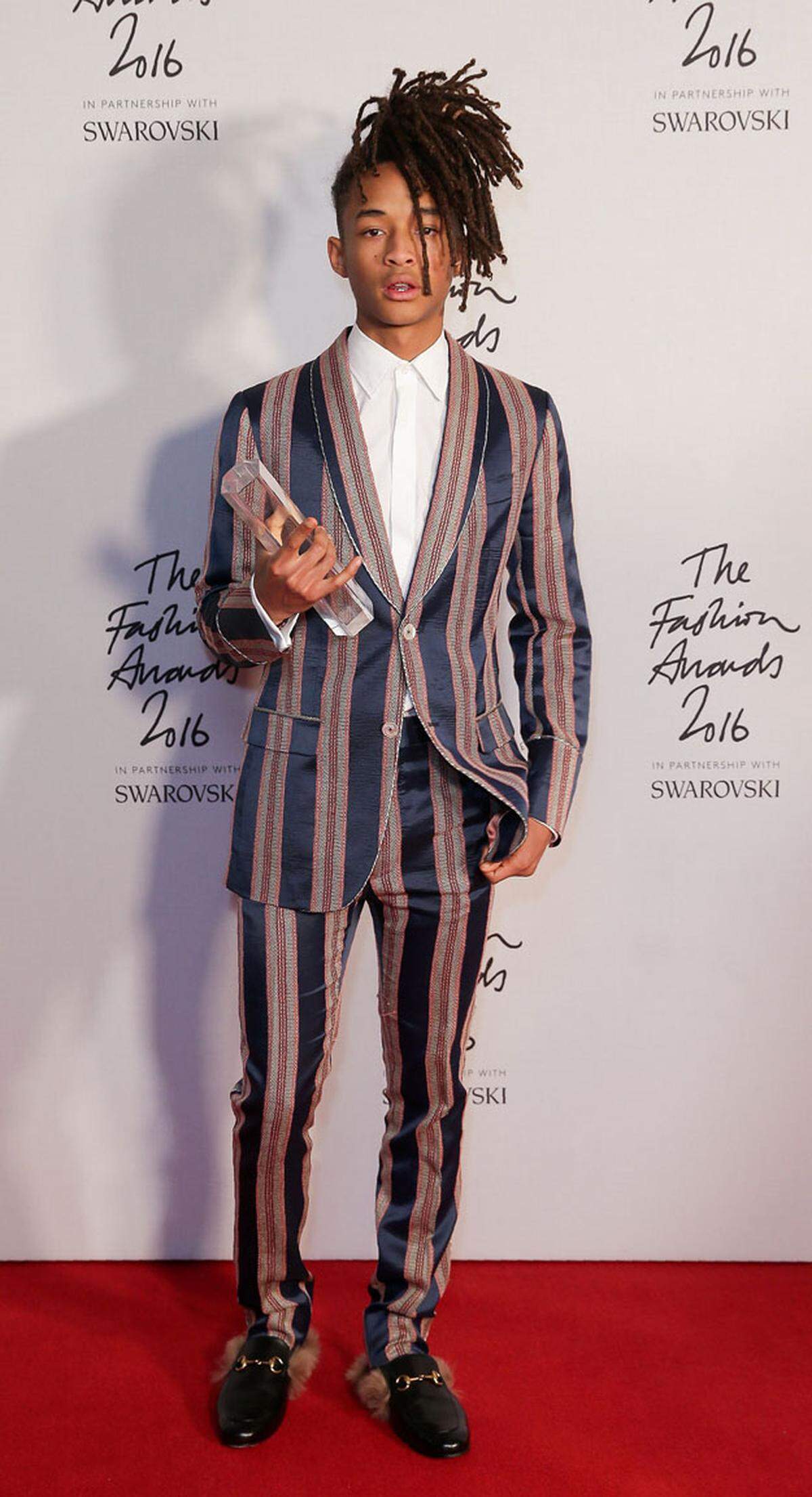 Jaden Smith kam im Anzug von Gucci. Mit seiner Schwester Willow wurde er als "New Fashioin Icons" ausgezeichnet.