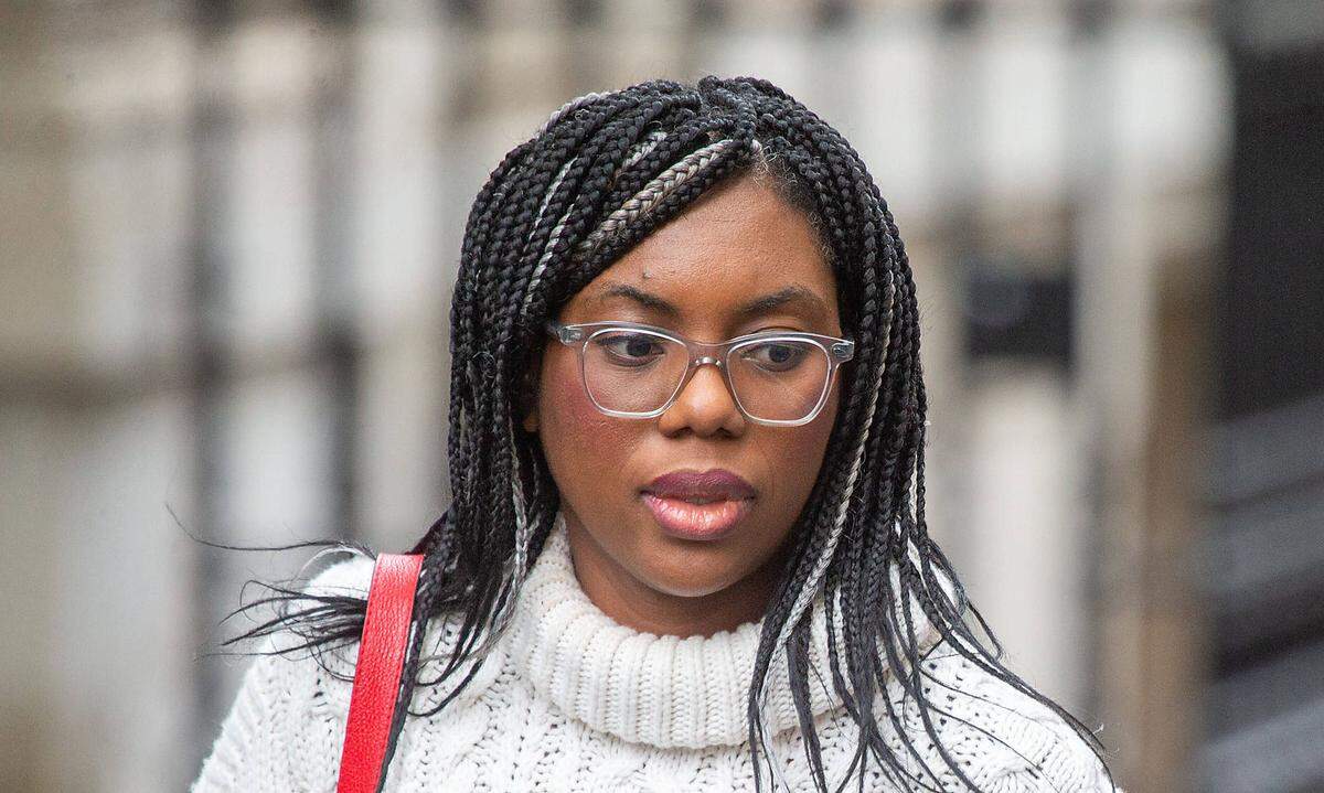 Kemi Badenoch (42), seit 2017 im Parlament, war zuletzt Staatssekretärin für Gleichstellung. Sie ist Brexit-Befürworterin. Auch sie gilt als bei der Parteibasis beliebt, reguläre Parteimitglieder haben allerdings erst im letzten Teil des Auswahlprozesses mitzureden.