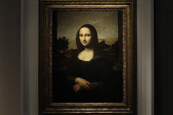 Kunsthistoriker argumentierten, dass der deutlich ungenauer gemalte Hintergrund der "Isleworth Mona Lisa" dilettantisch ausgeführt sei - und daher unmöglich von Da Vinci stammen könnte. Die Mona Lisa Foundation hält diesem Argument entgegen, dass das Gemälde im Gegensatz zur Louvre-Version unvollendet sei.