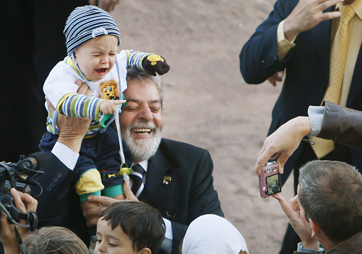 Brasiliens Präsident Lula da Silva versucht, das Baby noch rasch loszuwerden, bevor es kompromittierende Fotos gibt - zu spät.