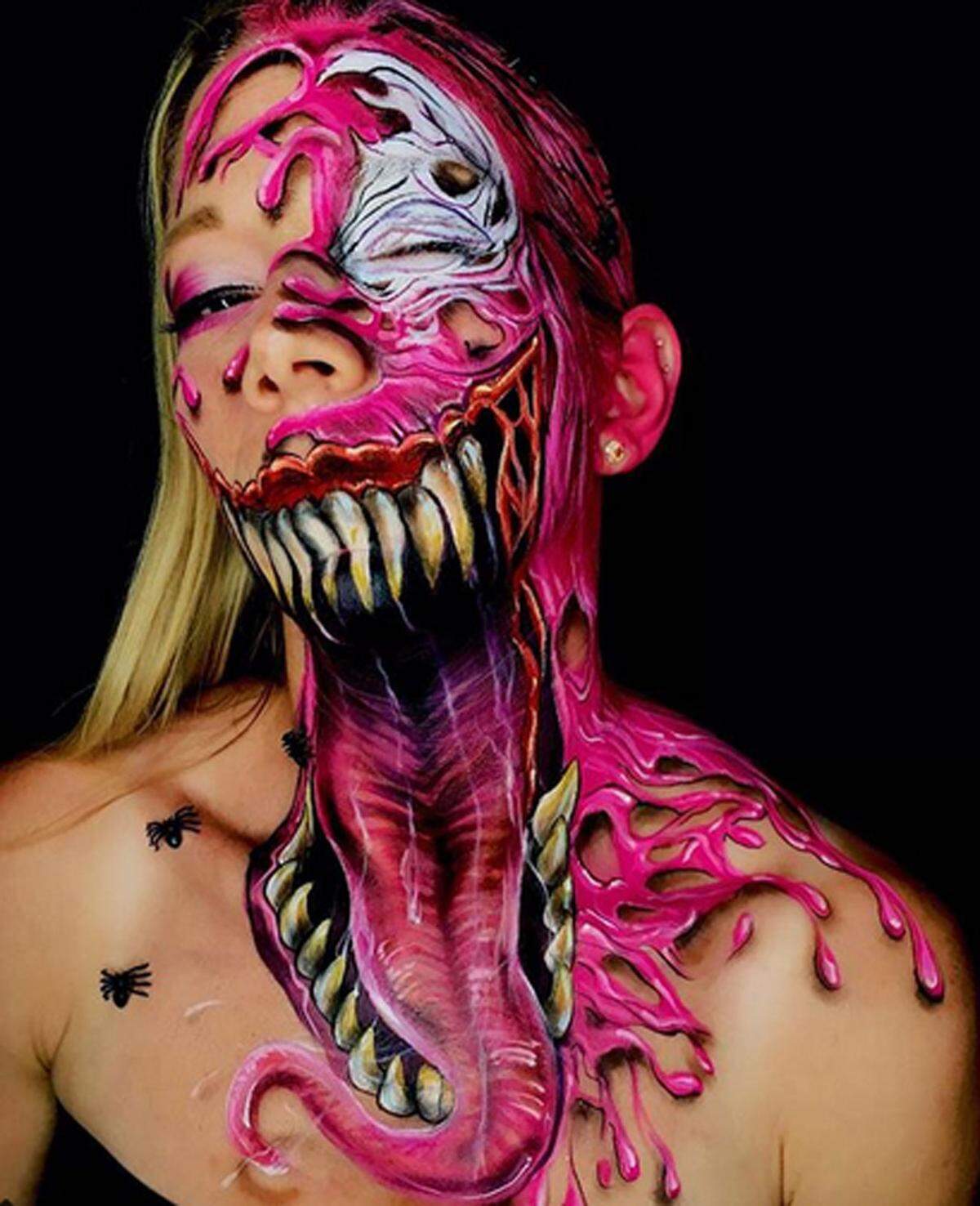 "Venom" in Rosa. Eine detailreiche Arbeit von Zoe Artistsharvest.