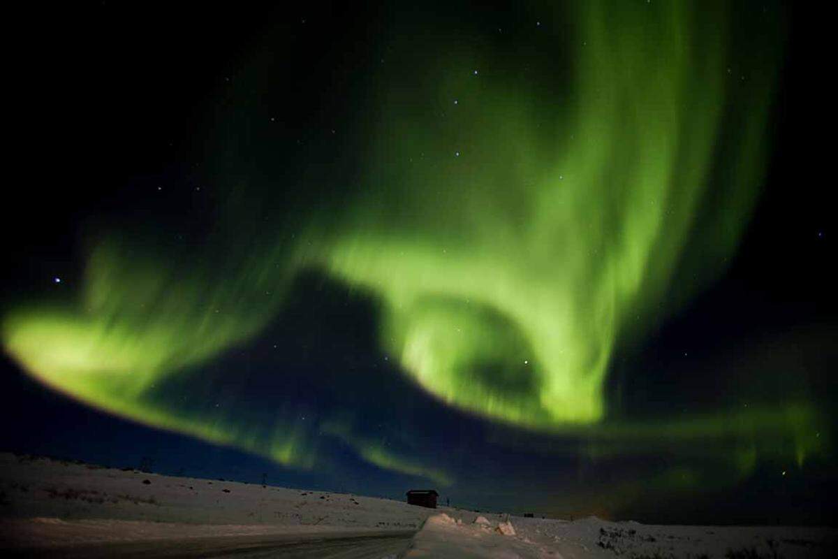 Ein einzigartiges Naturschauspiel kann man am Nordkap in Norwegen beobachten. Die kosmische Erscheinung aus dem Wechselspiel zwischen Sonne und Erde sollte man gesehen haben.