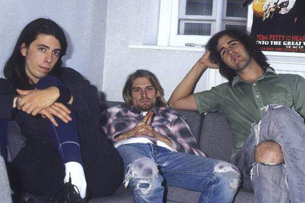 Einen leicht anderen Ansatz, doch nicht minder humorvoll, hatten die Grunge Pioniere Nirvana bei ihrem Auftritt 1991 bei "Top of the Pops". Während Cobain live singen sollte, kam alles andere von Band. Das Resultat waren viel zu tief gesungene Vocals, bewusst aufgesetzt wirkendes Gitarren- und Bass-Spiel und ein Drummer der mehr mit seinem Kit tanzte, als zu spielen.