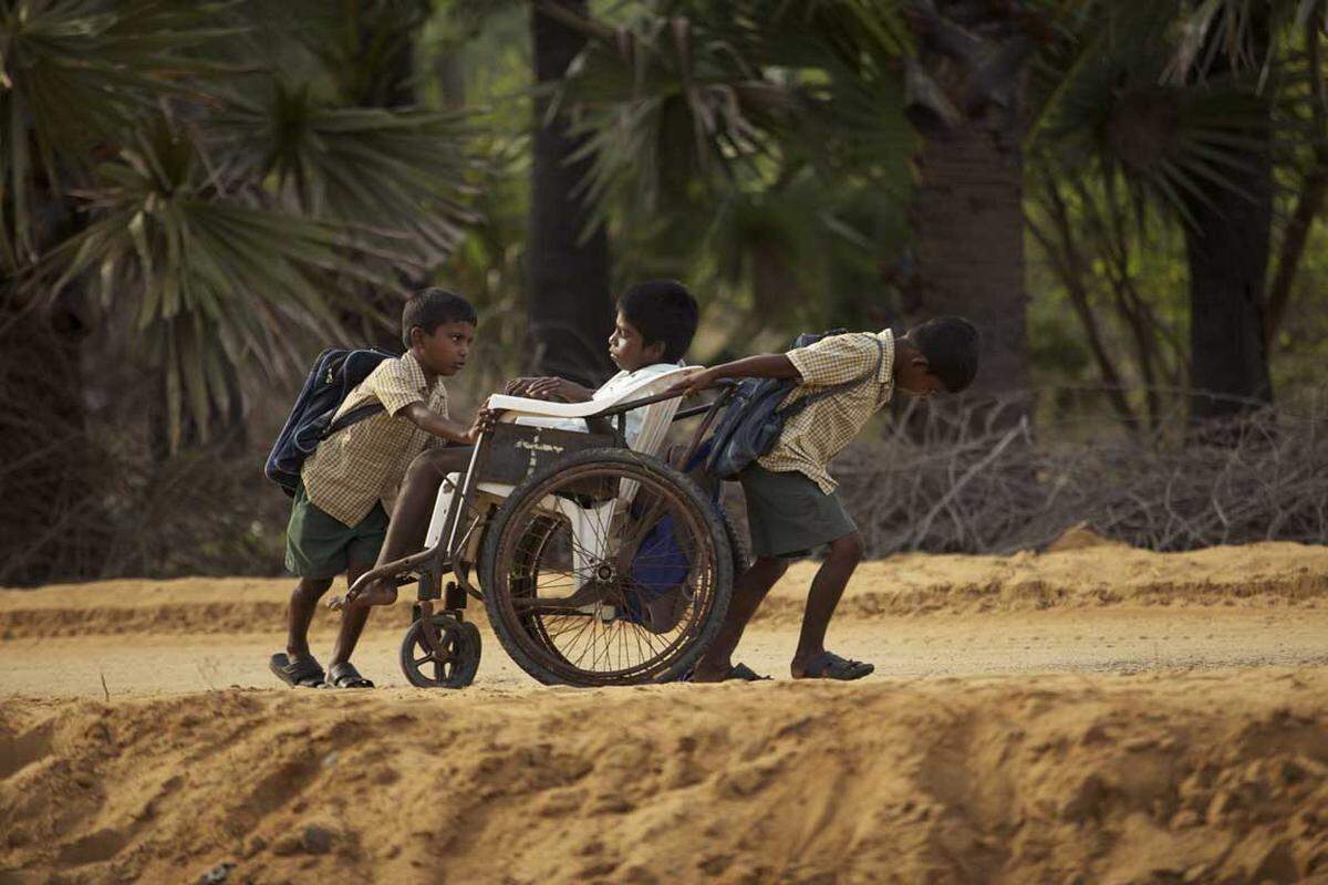 Samuel (13) schließlich ist für den Schulweg im Golf von Bengalen auf die Hilfe seiner zwei kleinen Brüder angewiesen: Er sitzt nach einer Kinderlähmung im Rollstuhl.