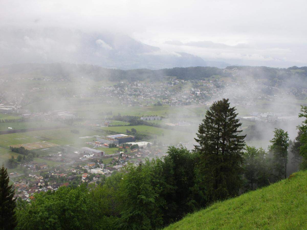 Liechtenstein im Nebel – der Blick von Planken, der flächenmäßig größten Gemeinde, die als einzige über keinen Fußballverein verfügt – für ein champiosleague-reifes Feld fehlt einfach das Gelände.