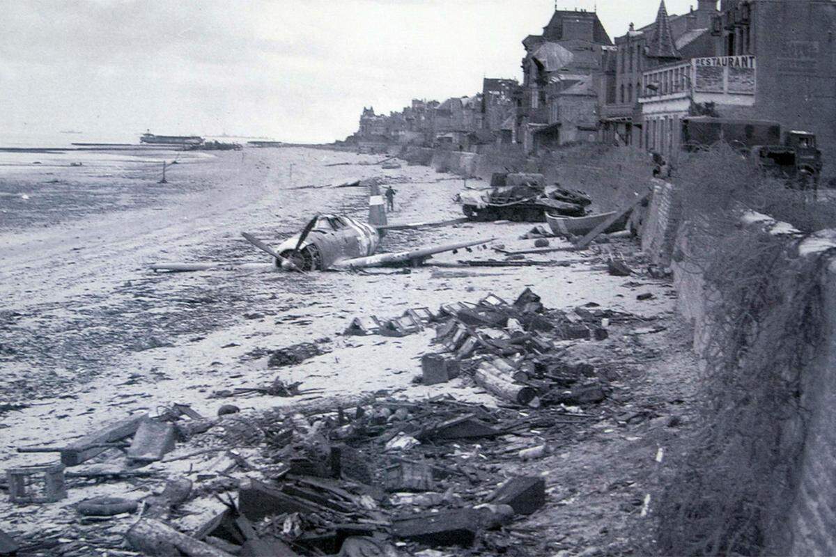 Mit dem D-Day begann also die Befreiung Westeuropas von den Nazis, der Krieg dauerte ab diesem Zeitpunkt in Europa nur mehr elf Monate.Zum Abschluss ein Vorher-Nachher-Vergleich: Vor 70 Jahren war die französische Atlantikküste Kriegsgebiet ... Im Bild: Saint-Aubin-sur-Mer, im Juni 1944.