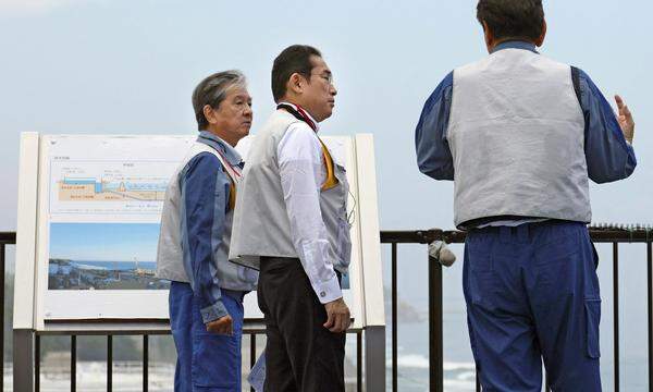 Japans Regierungschef Fumio Kishida besucht das zerstörte Atomkraftwerk Fukushima.