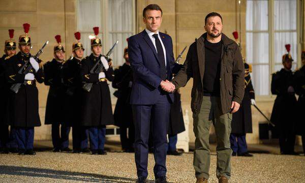 Archivbild vom 16. Februar, als der ukrainische Präsident Wolodymyr Selenskij zu Besuch bei Frankreichs Präsident Emmanuel Macron in Paris war.