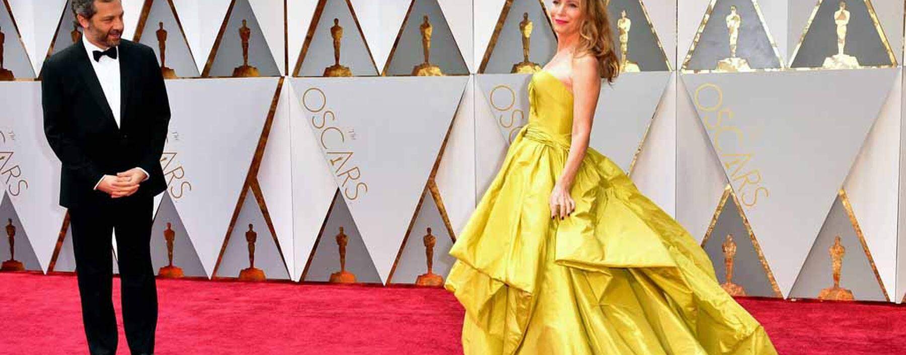 Leslie Mann and Judd Apatow arrive on the red carpet for the 89th annual Academy Awards at the Dolby