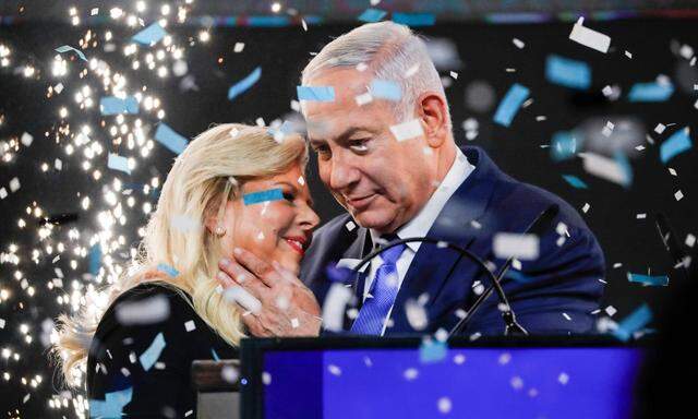 Benjamin Netanjahu feiert mit Frau Sara einen „kolossalen“ Wahlsieg. Jetzt kommen die Tücken der Koalitionsgespräche.