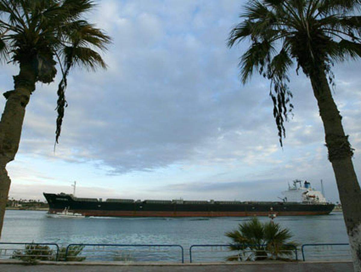 Am Suez-Kanal müssen sie eine teure Pause machen. Denn der Kanal ist nicht tief genug für voll beladene Supertanker. Daher wird ein Teil des Öls von Bord gepumpt....